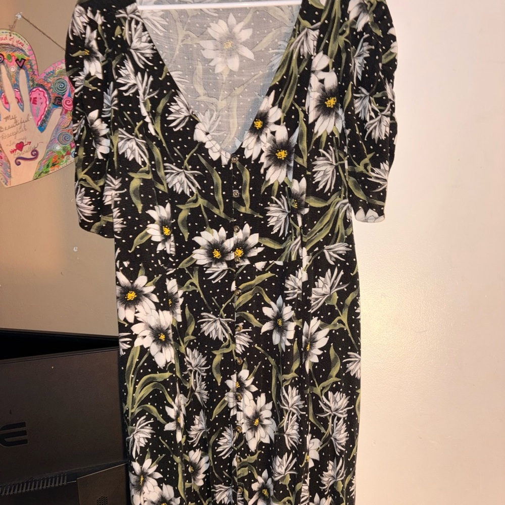 Torrid Black White Daisy Floral Button Fromt Midi Dress Plus